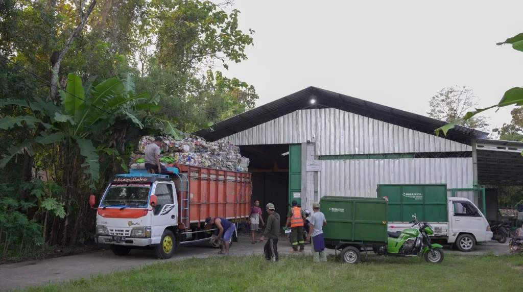 Nusabersih Material Recovery Facility in Jepara, with collected waste arriving by truck